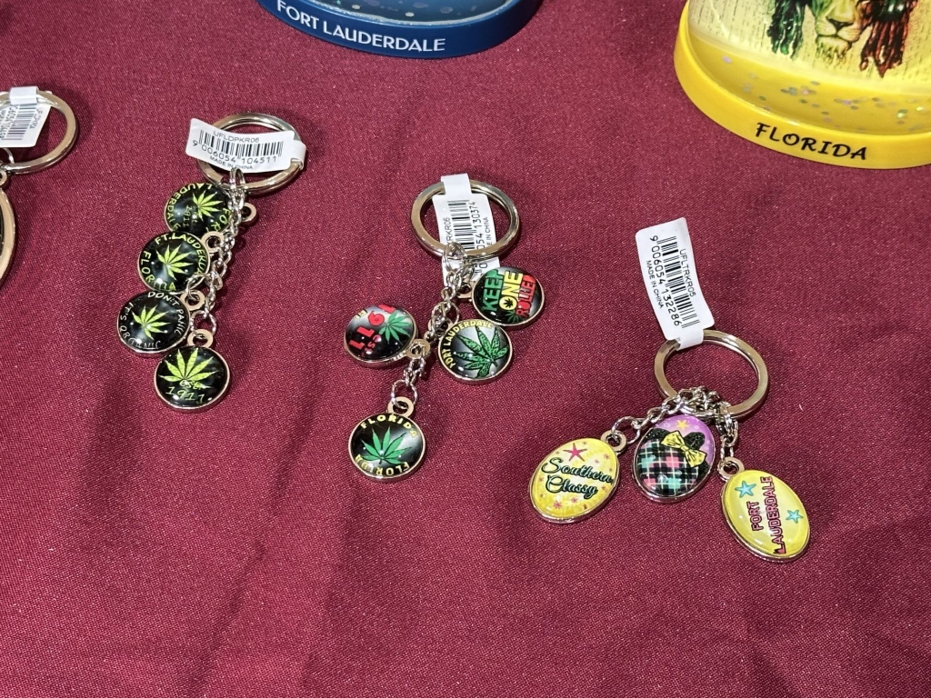 LOT CONSISTING OF ASSORTED BEACH-THEMED SOUVENIRS - Image 3 of 12