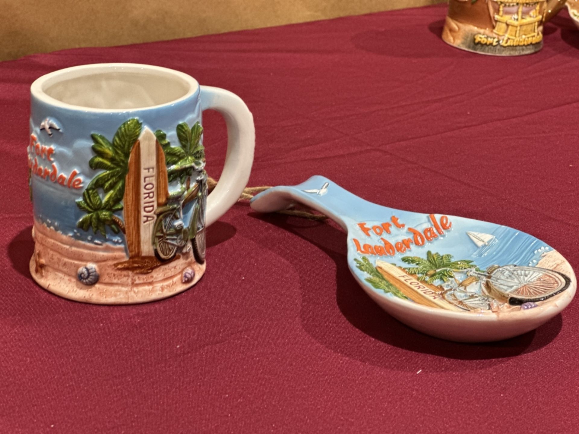 LOT CONSISTING OF ASSORTED BEACH-THEMED SOUVENIRS - Image 8 of 10