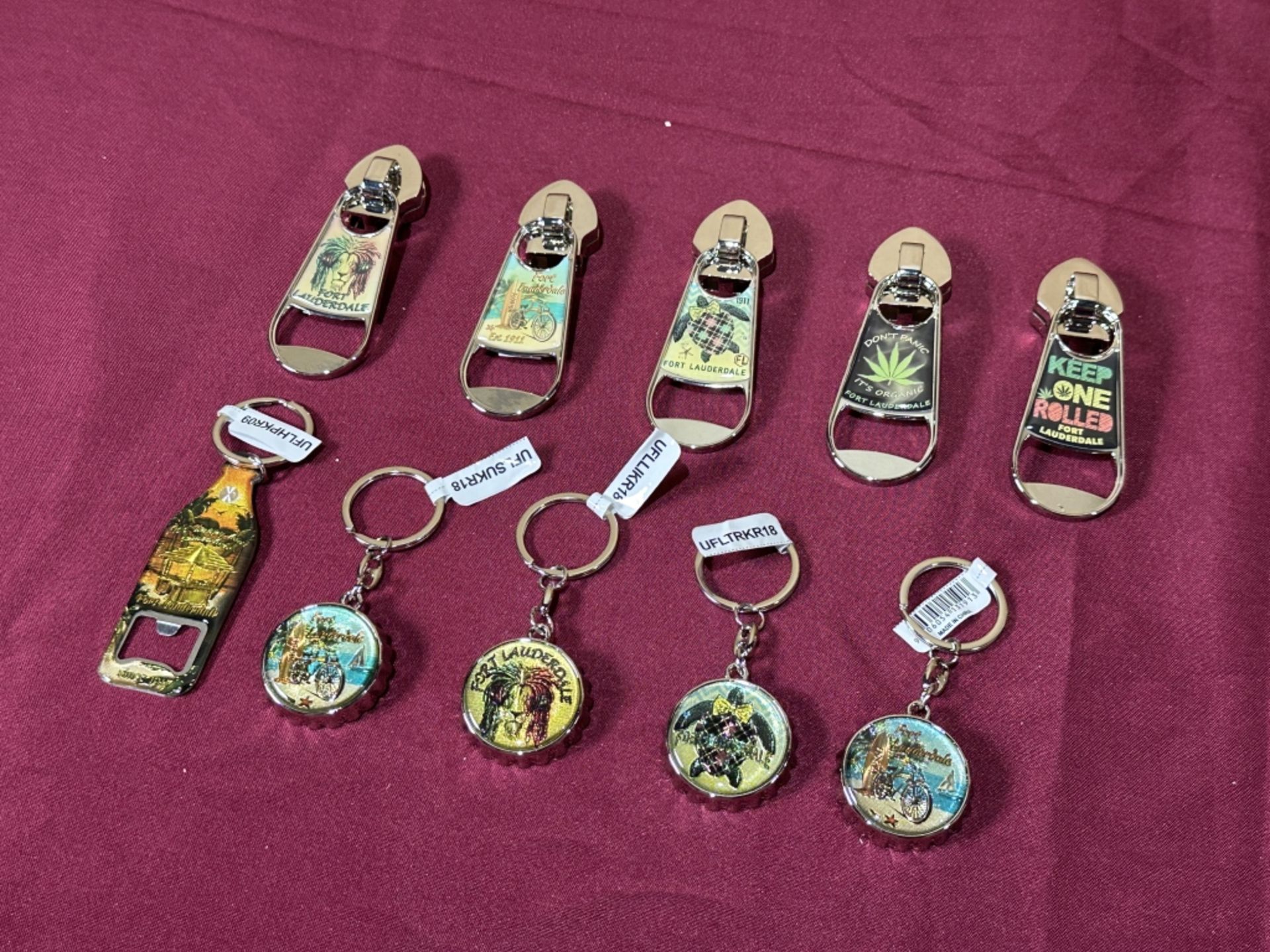 LOT CONSISTING OF ASSORTED BEACH-THEMED SOUVENIRS - Image 7 of 9