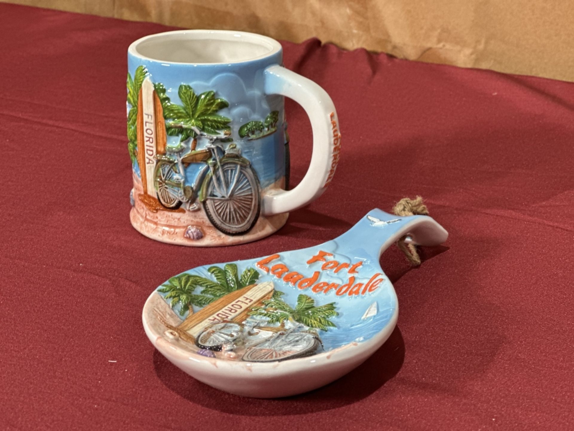 LOT CONSISTING OF ASSORTED BEACH-THEMED SOUVENIRS - Image 7 of 10