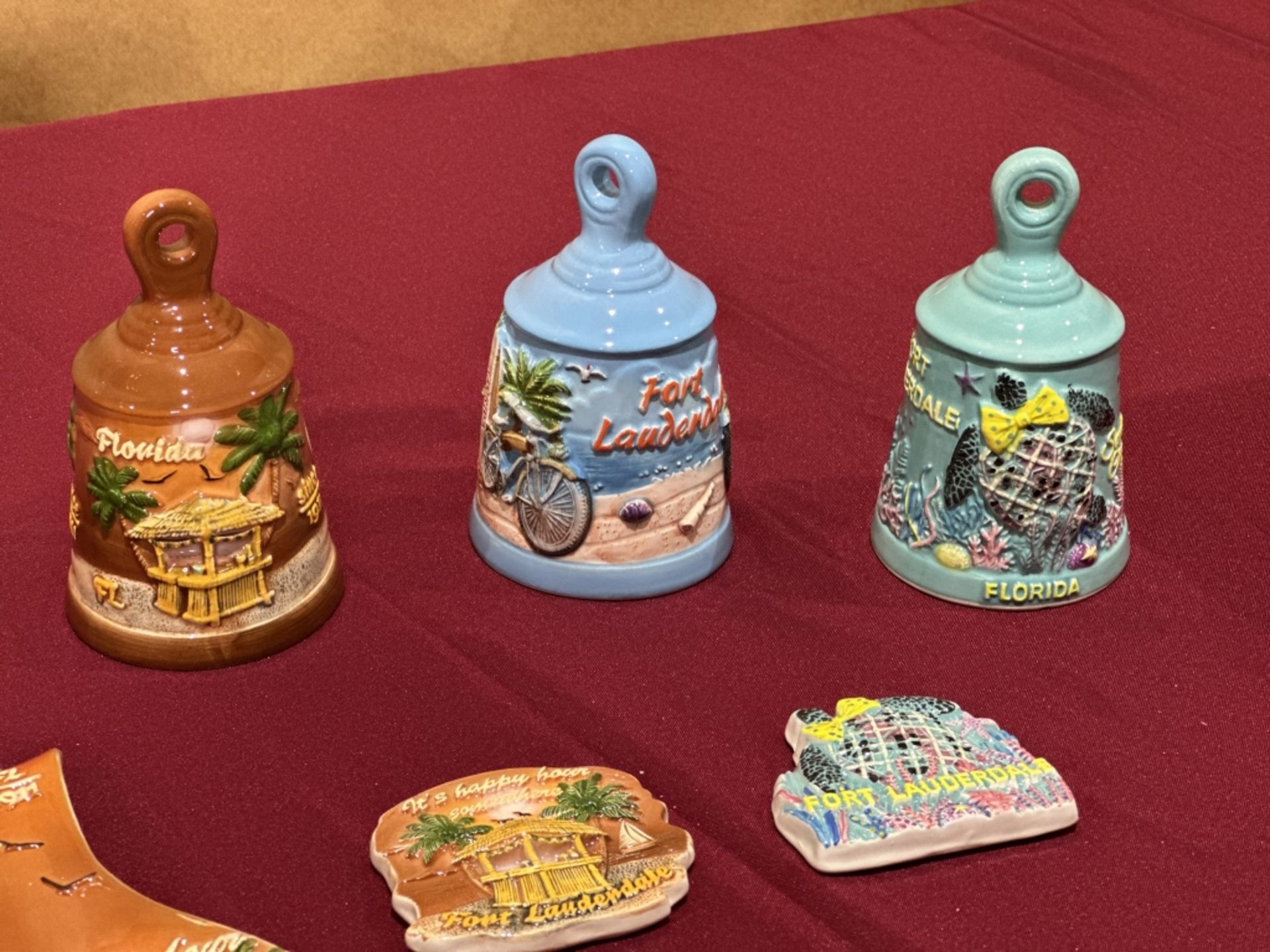 LOT CONSISTING OF ASSORTED BEACH-THEMED SOUVENIRS - Image 9 of 10