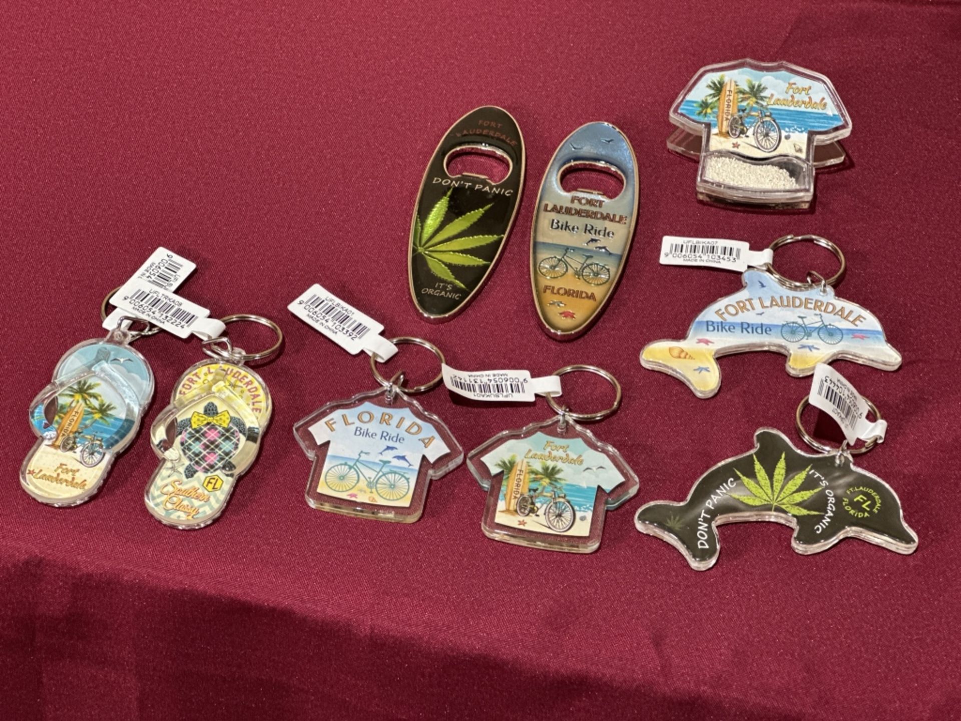 LOT CONSISTING OF ASSORTED BEACH-THEMED SOUVENIRS - Image 2 of 9