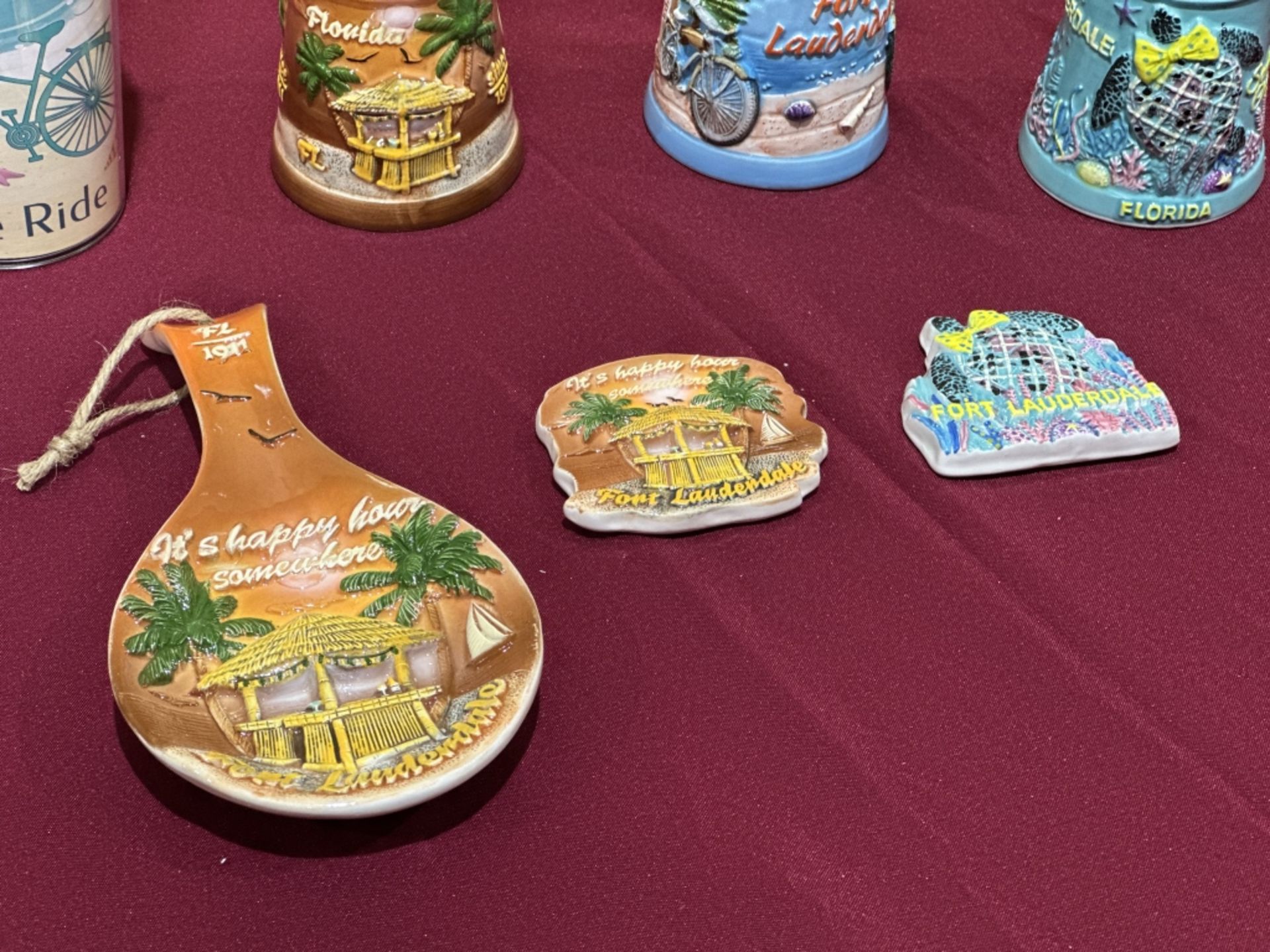 LOT CONSISTING OF ASSORTED BEACH-THEMED SOUVENIRS - Image 10 of 10