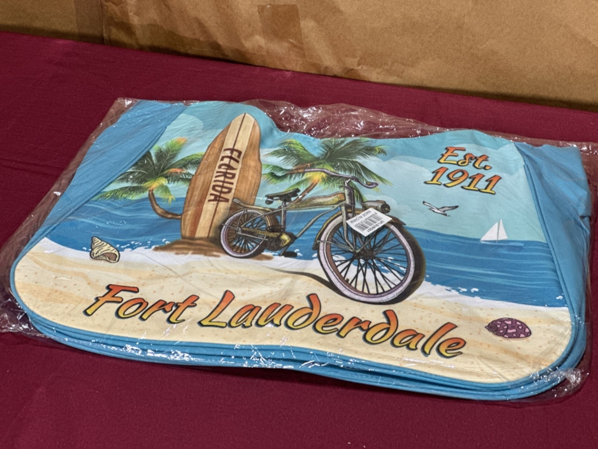 LOT CONSISTING OF ASSORTED BEACH-THEMED SOUVENIRS - Image 6 of 9