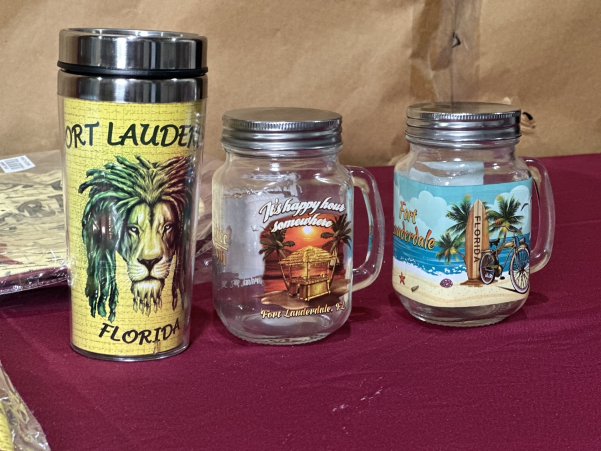 LOT CONSISTING OF ASSORTED BEACH-THEMED SOUVENIRS - Image 5 of 6
