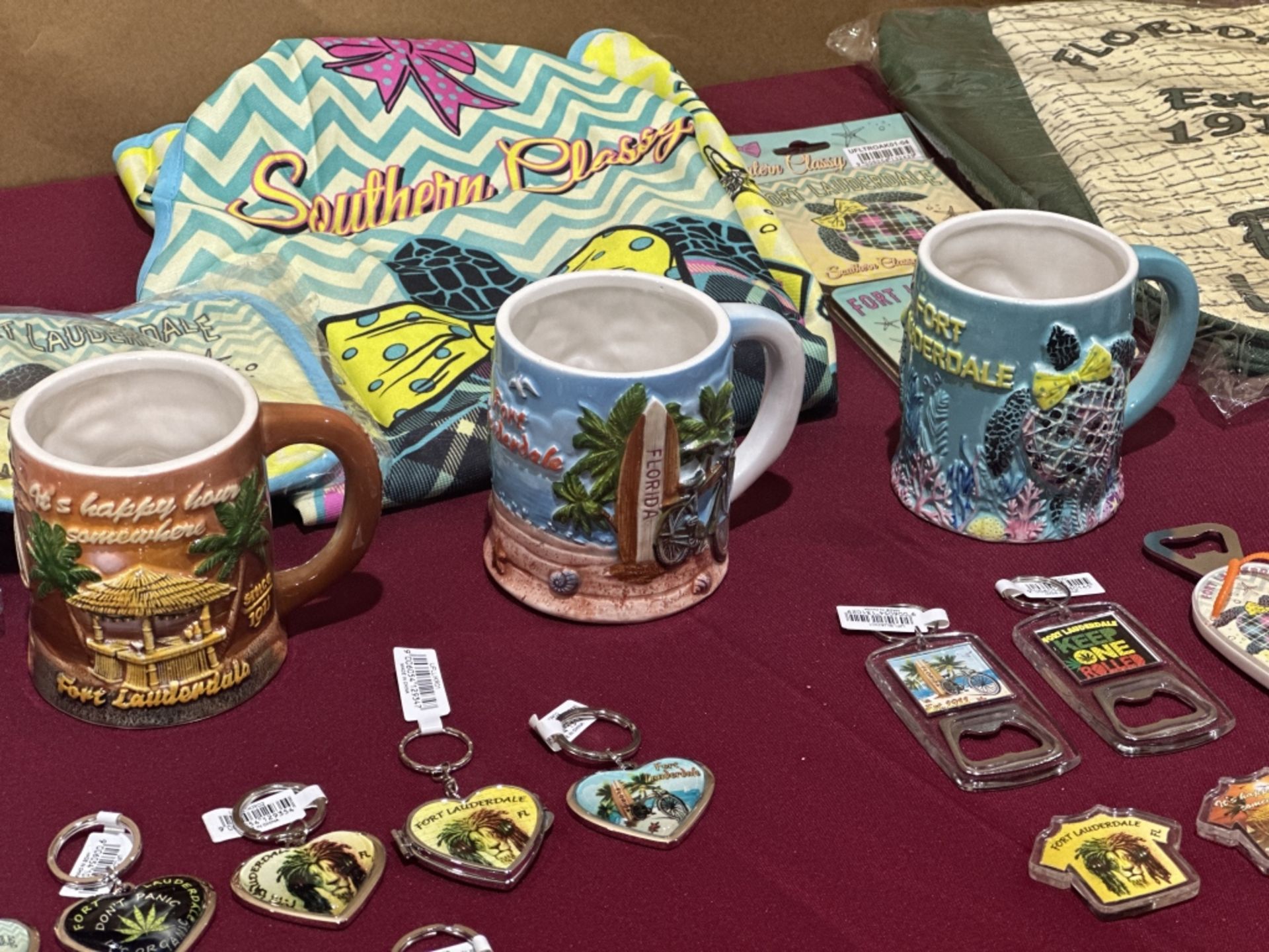 LOT CONSISTING OF ASSORTED BEACH-THEMED SOUVENIRS - Image 7 of 10
