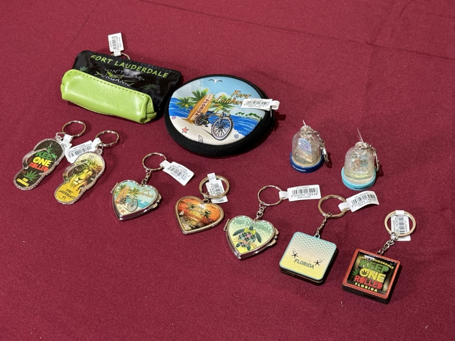 LOT CONSISTING OF ASSORTED BEACH-THEMED SOUVENIRS - Image 4 of 13