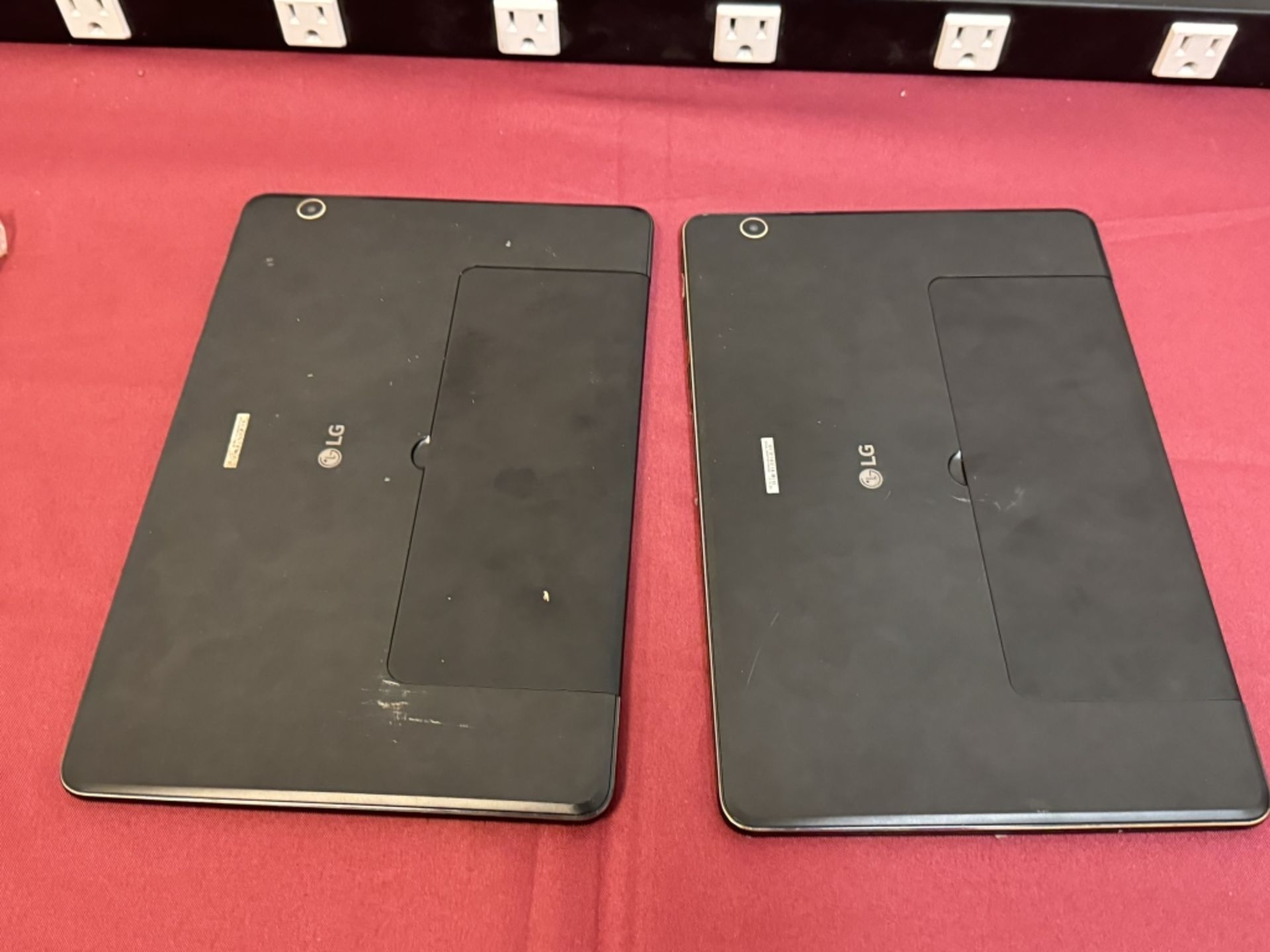 6 Apple iPad and 2 LG Tablets - Image 21 of 24
