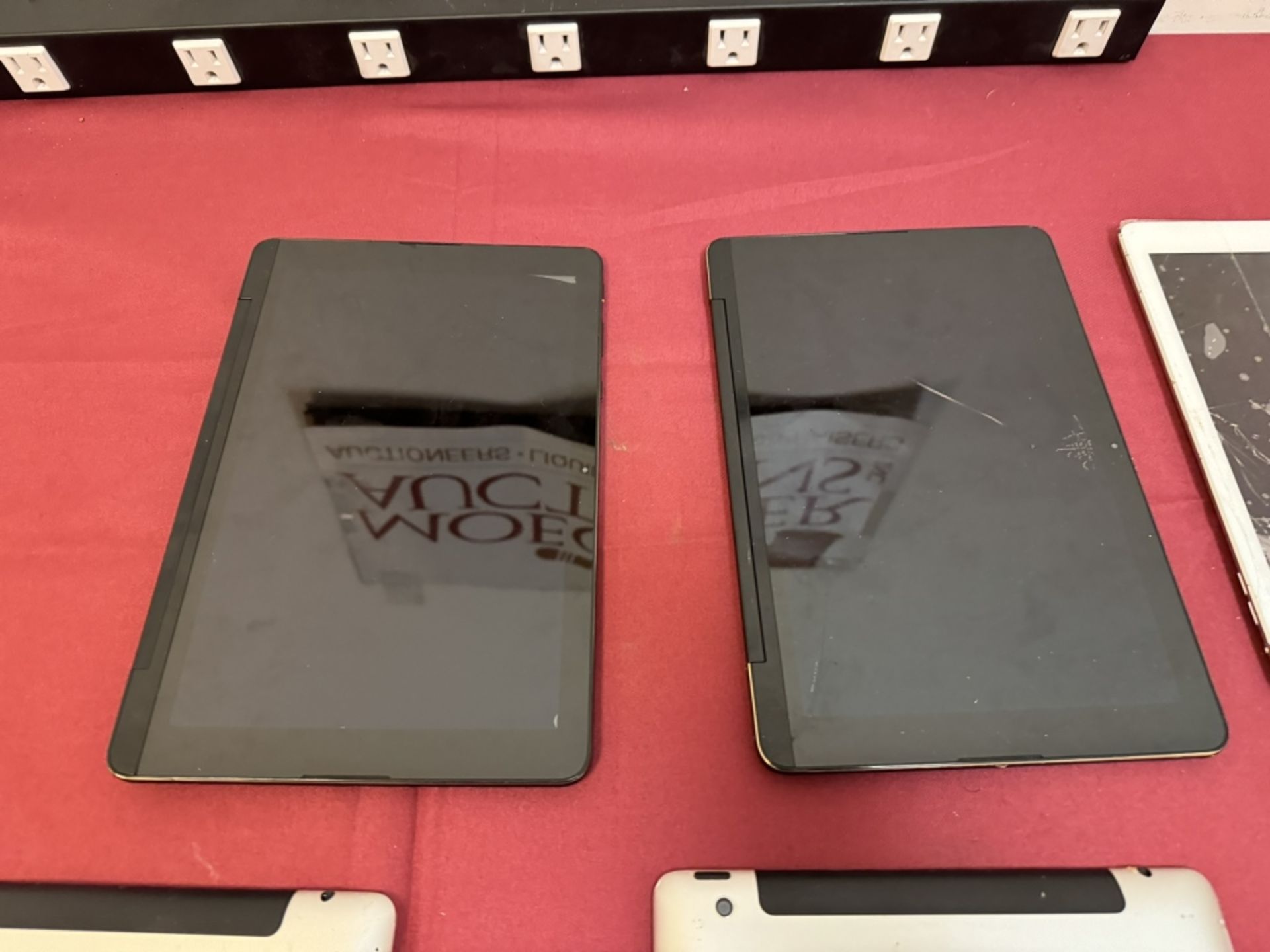 6 Apple iPad and 2 LG Tablets - Image 18 of 24