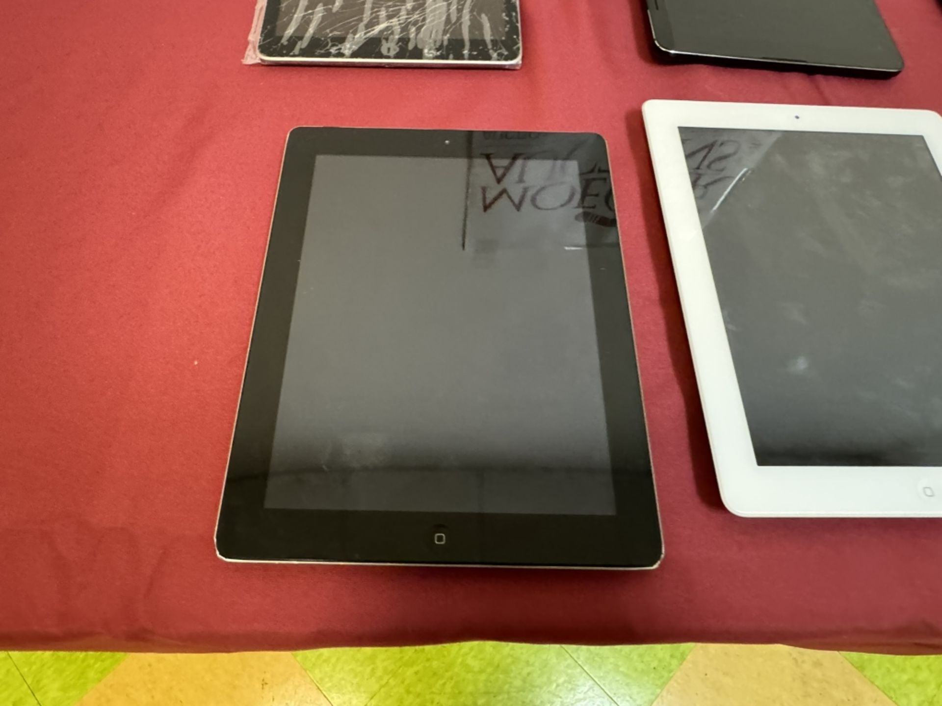 6 Apple iPad and 2 LG Tablets - Image 3 of 24