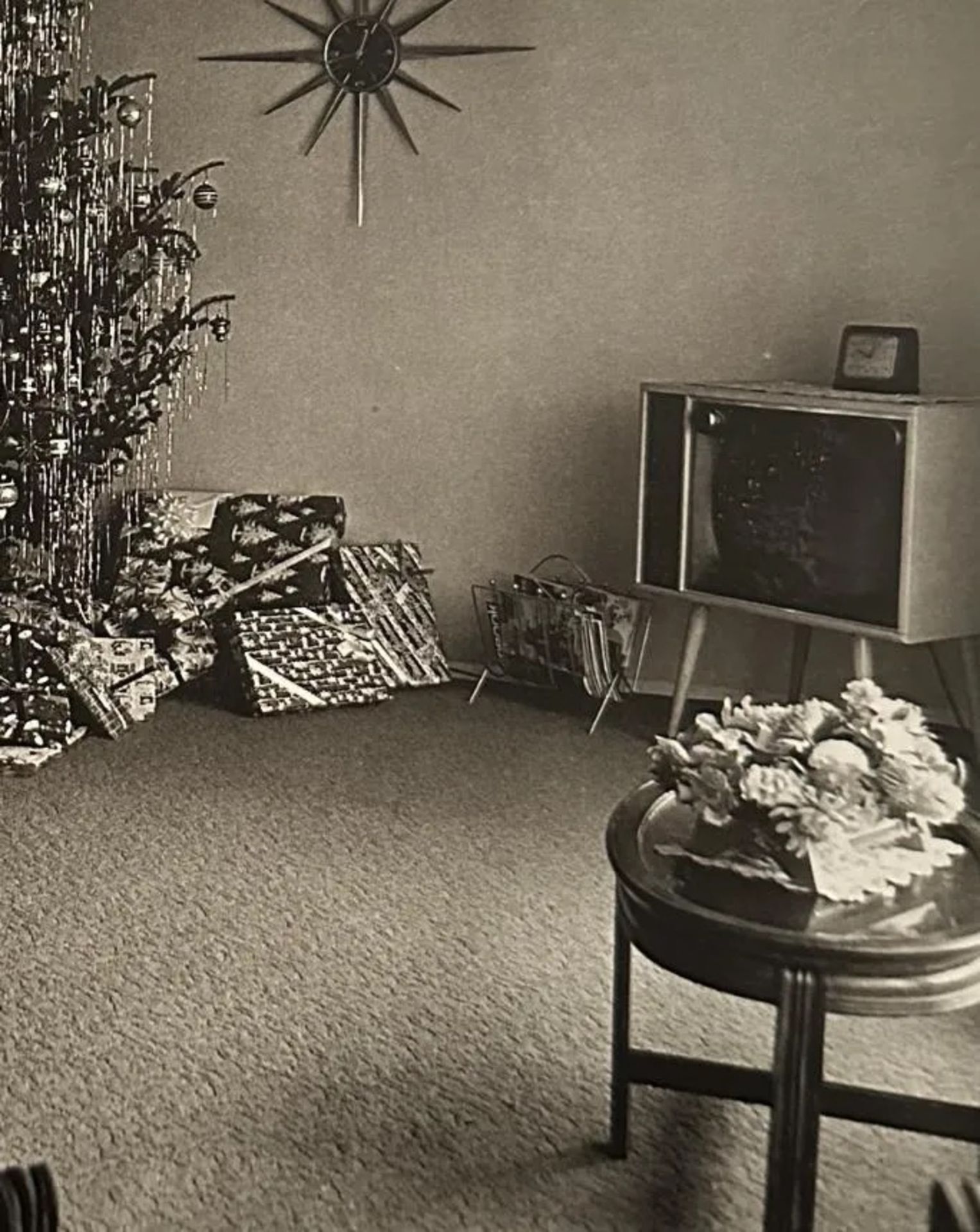 Diane Arbus "Xmas tree in a living room in Levittown, L.I. 1963" Print.
 - Bild 5 aus 6
