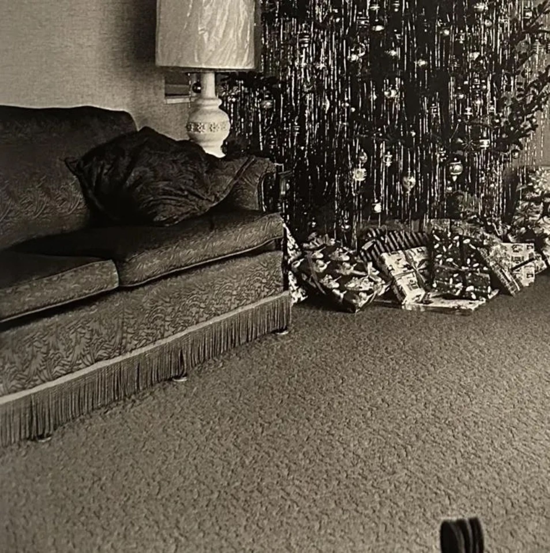 Diane Arbus "Xmas tree in a living room in Levittown, L.I. 1963" Print.
 - Bild 4 aus 6