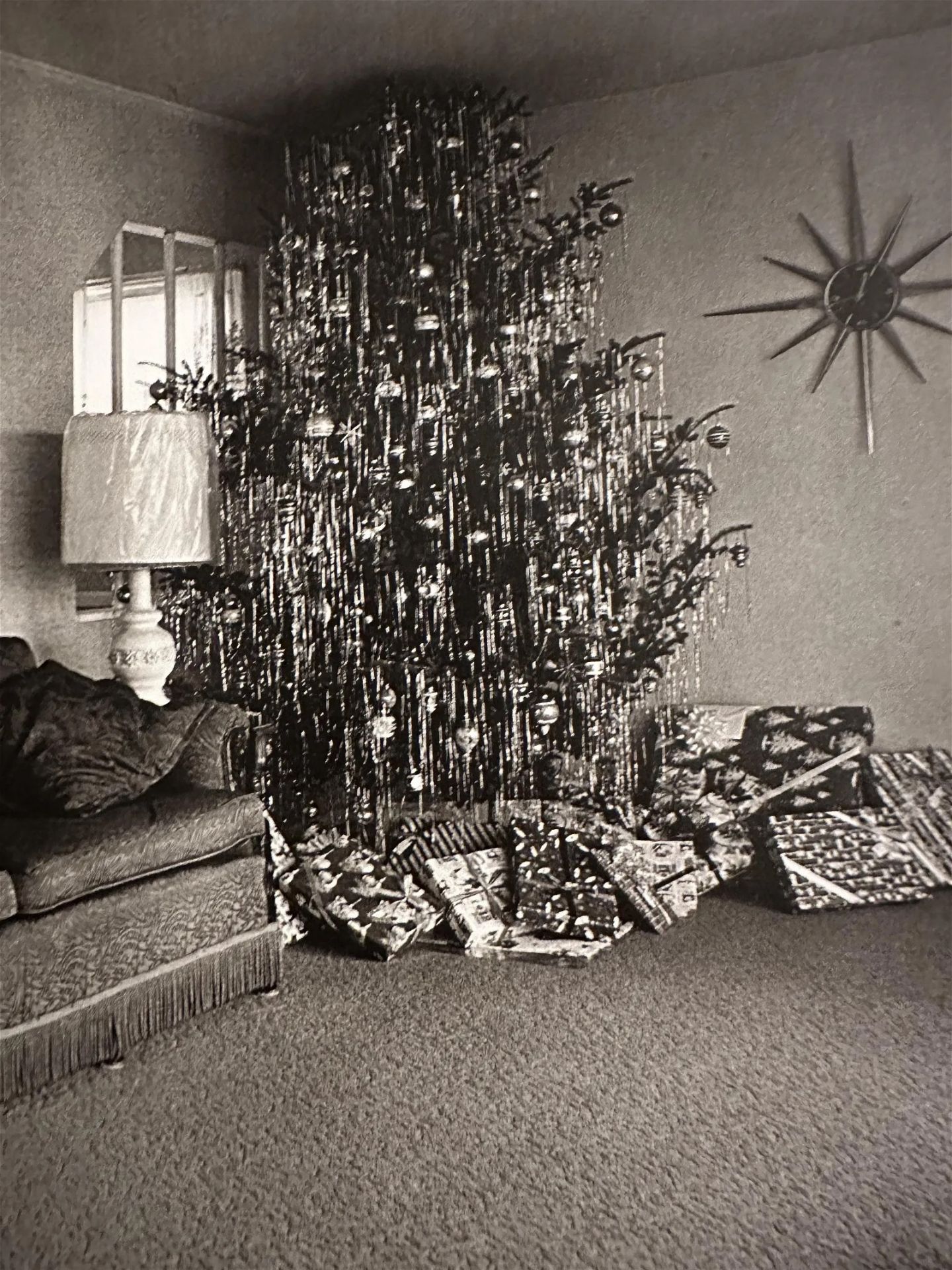 Diane Arbus "Xmas tree in a living room in Levittown, L.I. 1963" Print.
 - Bild 6 aus 6