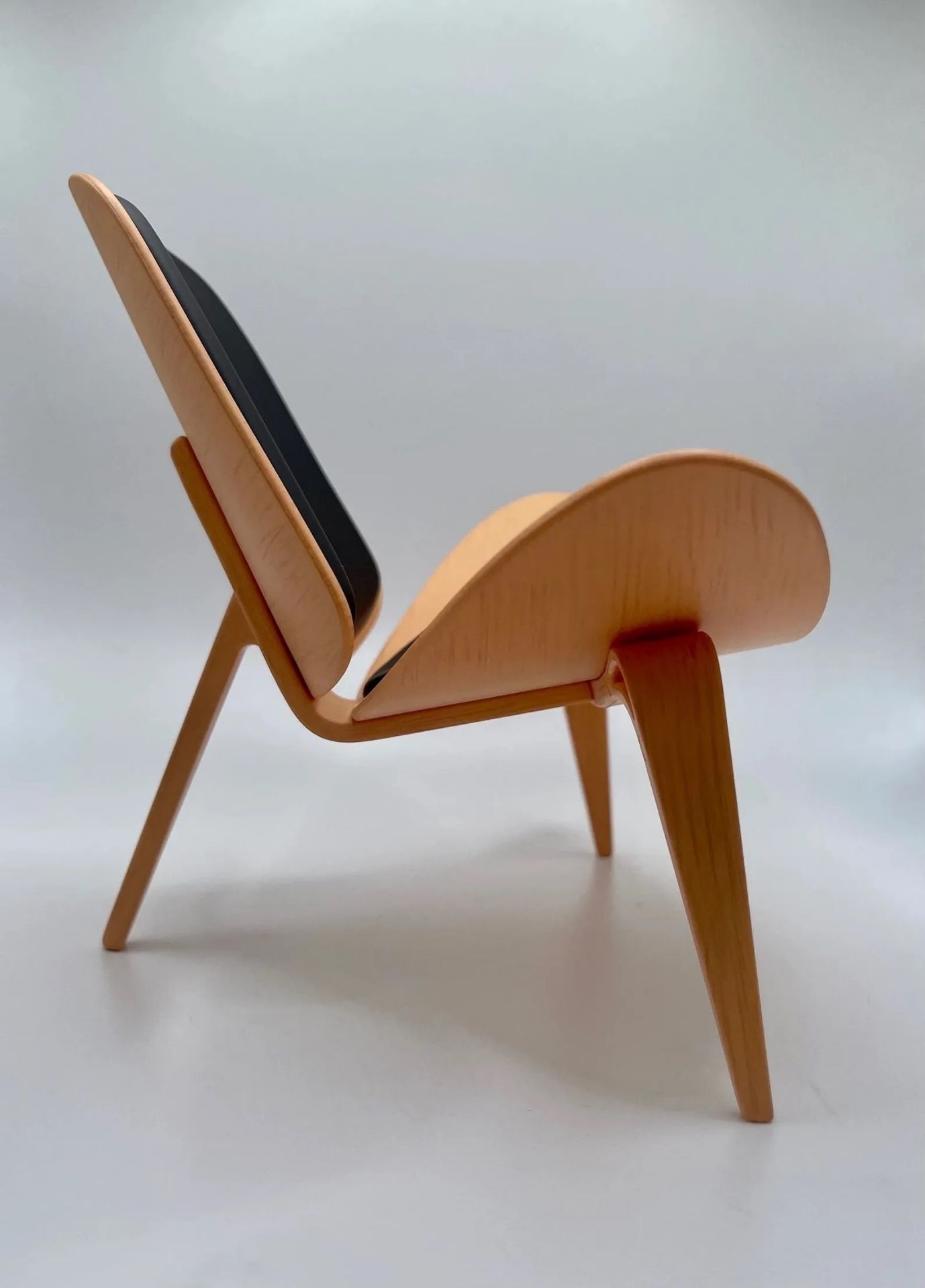 Three Hans Wegner Shell Chairs, Scale Model Desk Displays - Bild 7 aus 8