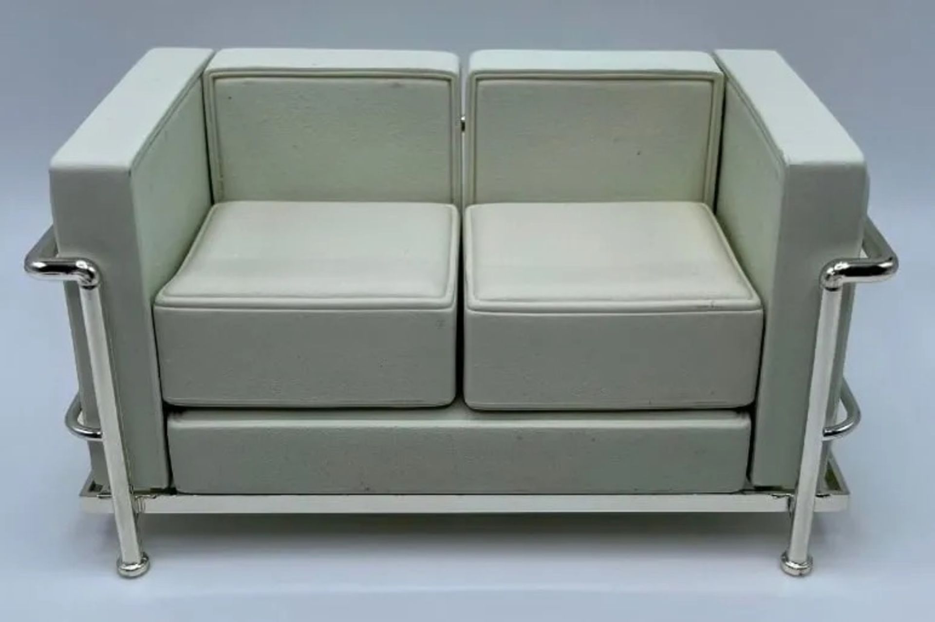 Pair of Le Corbusier Sofas, 1/12 Scale, Desk Display - Bild 2 aus 2