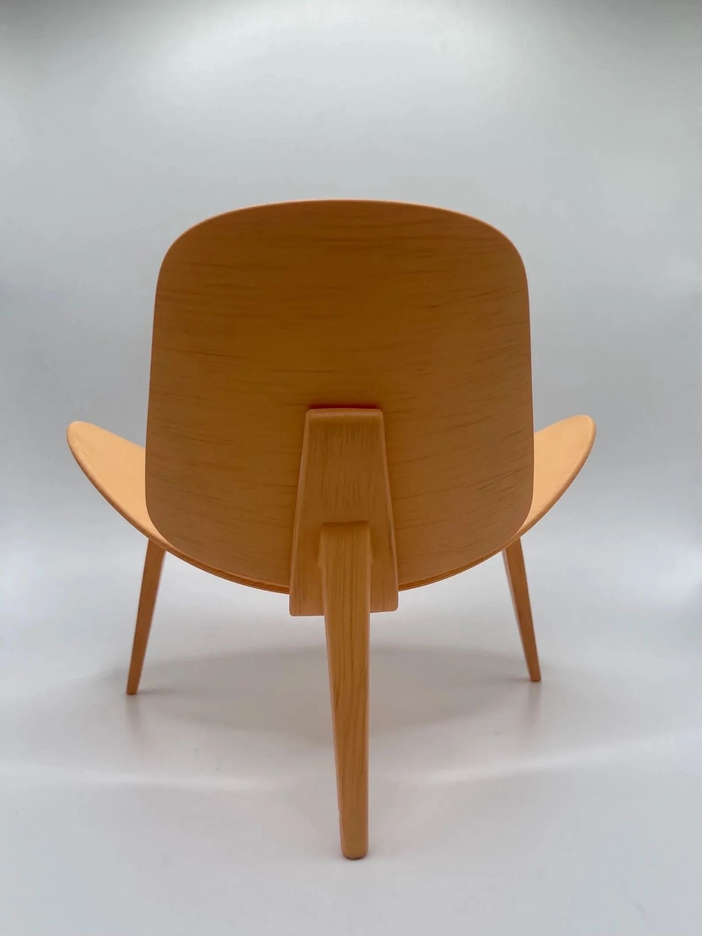 Three Hans Wegner Shell Chairs, Scale Model Desk Displays - Bild 8 aus 8