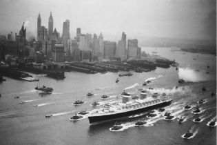 SS United States, Through Manhattan Photo Print