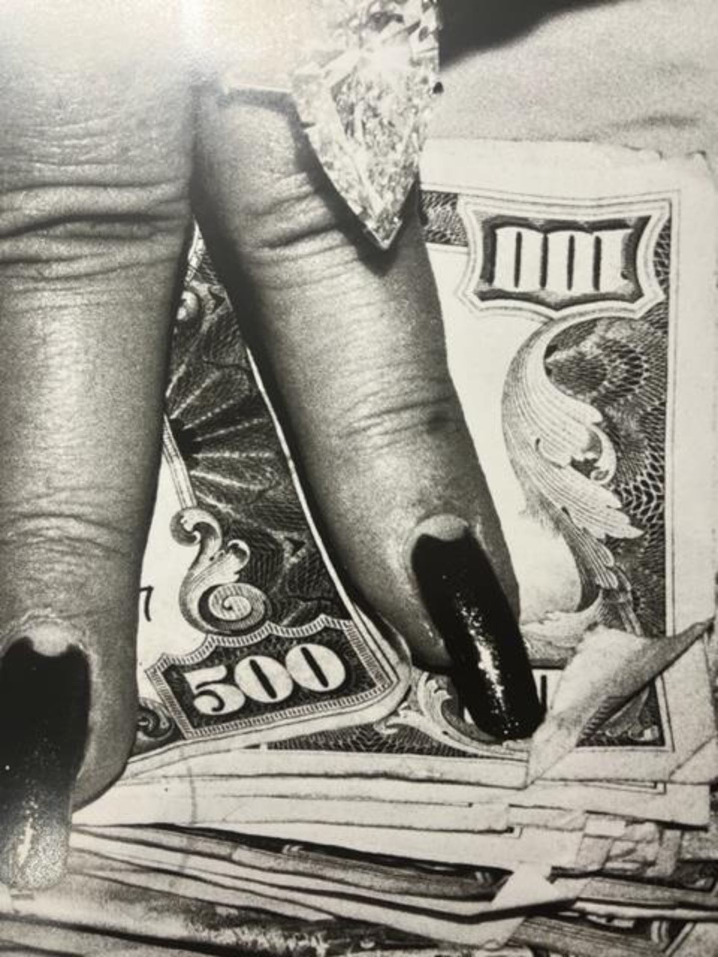 Helmut Newton "Fat hand and dollars" Print. - Bild 5 aus 6