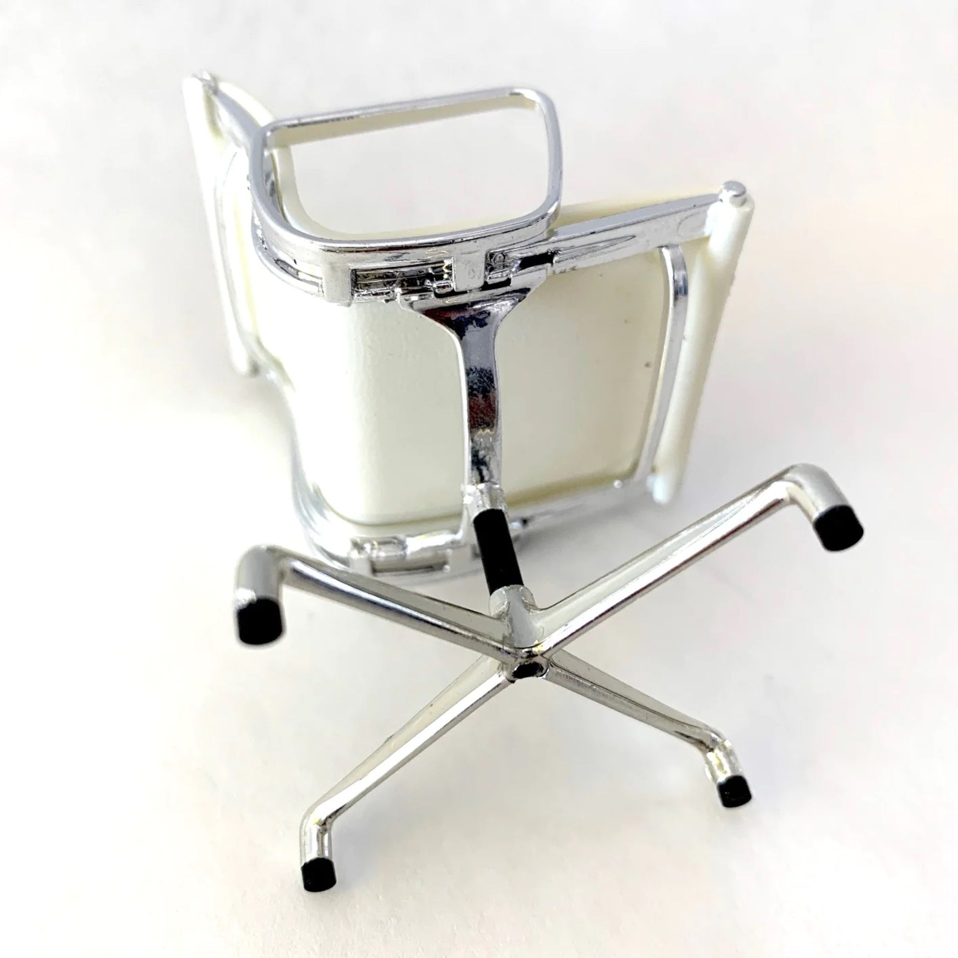 Eames White Desk Chair Desk Display - Bild 2 aus 2