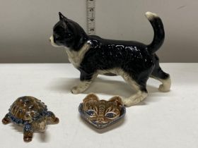 A vintage Cooper craft ceramic cat and two pieces of wade