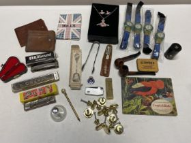 A tray of misc collectables