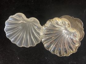 A hallmarked silver shell dish with glass liner (missing one foot) 79g