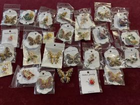 A job lot of fashion brooches