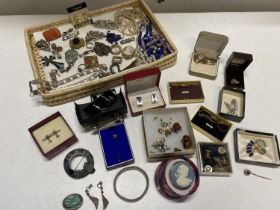 A job lot of assorted jewellery to include costume, 925 and a 9ct gold brooch