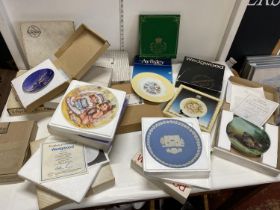 A job lot of assorted collectors plates including Wedgewood etc, boxed with certs