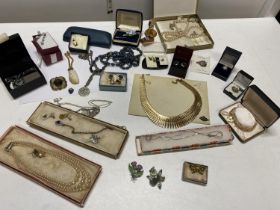 A job lot of assorted costume and 925 jewellery