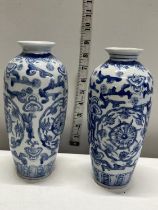A pair of Chinese blue and white vases h21cm
