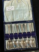 A cased set of hallmarked silver coffee spoons 79g