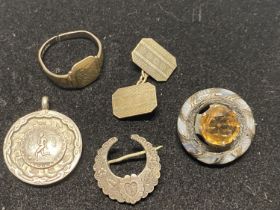 A selection of assorted silver items including pendants and brooches etc