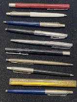 A job lot of assorted vintage pens including Parker, Sheaffer etc