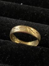 A 18ct gold band ring 2.87g size O