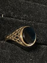 A 9ct gold and black onyx ring 2.64g size R1/2