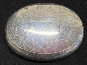 A hallmarked for Birmingham 1901 silver snuff box with gilt interior and blank cartouche, by