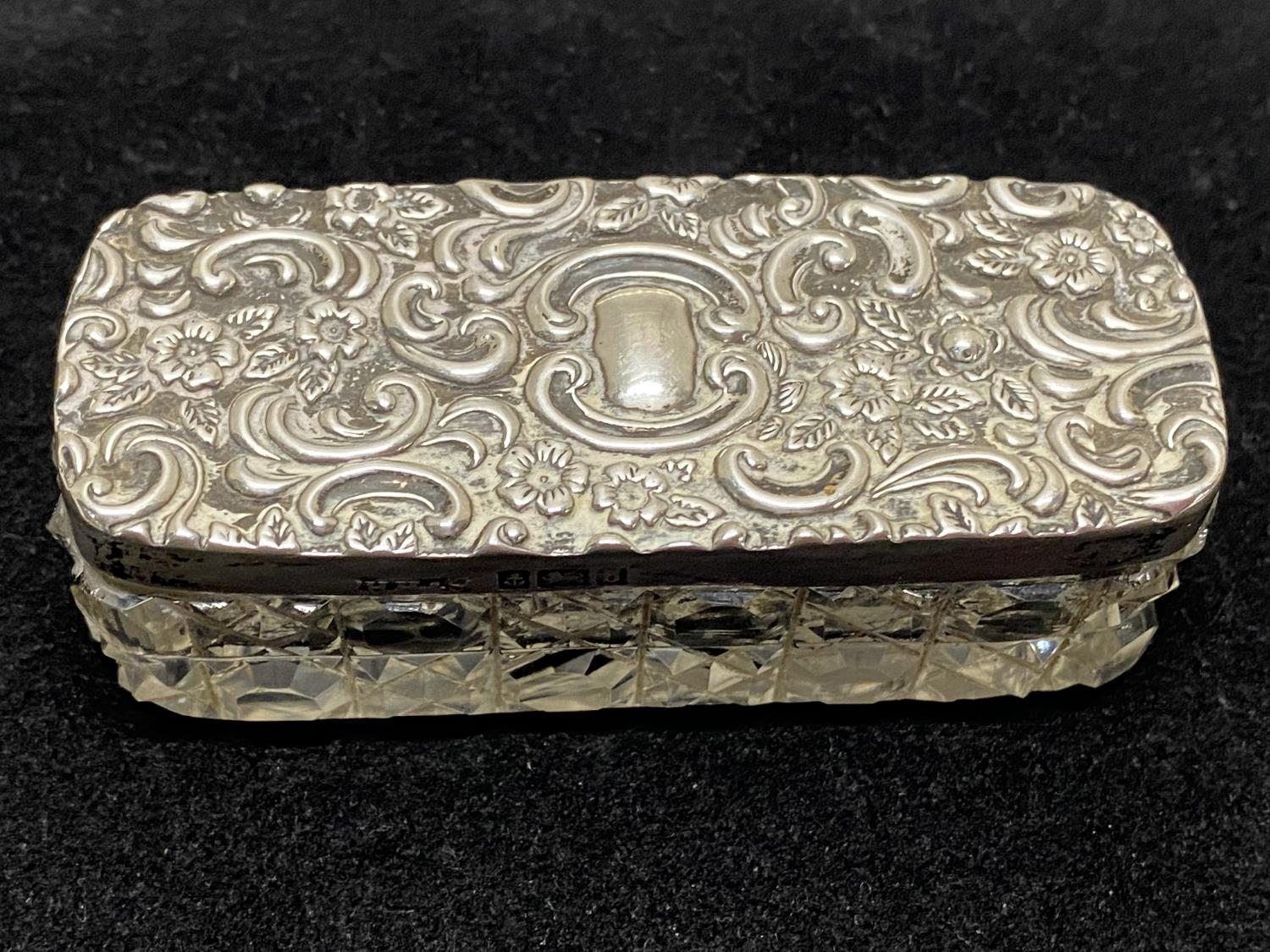A hallmarked for Birmingham 1901 silver lidded trinket box, net weight of silver 13g, maker HH&S - Image 2 of 2