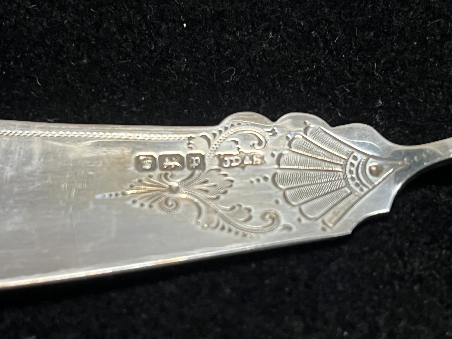 A hallmarked for Sheffield 1909 intricately worked knife and spoon set in original case by James - Image 5 of 5
