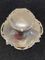 A hallmarked for Birmingham 1906 silver inkwell with glass liner, maker B.P, gross weight 125g