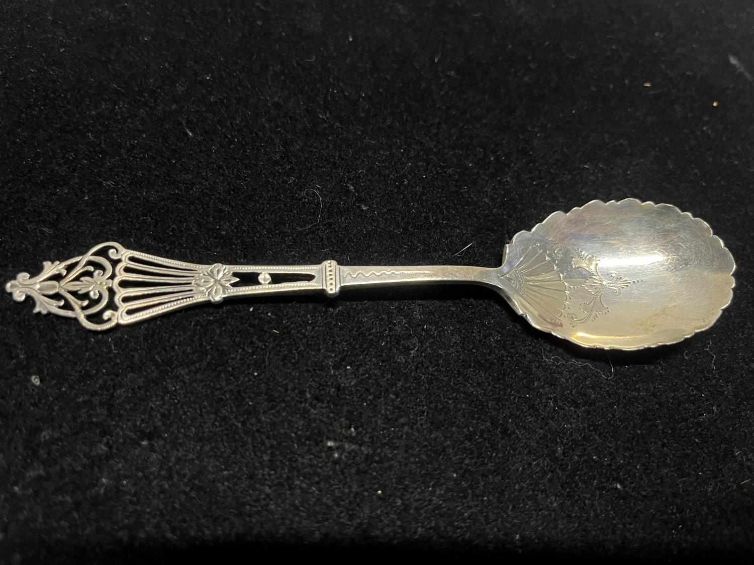 A hallmarked for Sheffield 1909 intricately worked knife and spoon set in original case by James - Image 2 of 5