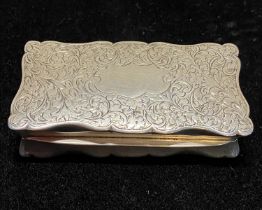 A hallmarked for Sheffield 1905 silver snuff box with gilt interior and blank cartouche by Walker