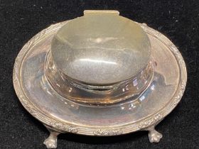 A hallmarked for Birmingham 1905 silver inkwell with glass liner, maker J.C.V, total weight 253g