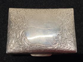 A hallmarked for Birmingham 1904 silver and gilt snuff box with blank cartouche, maker G.L, 36g