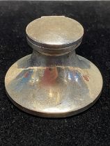 A hallmarked for Birmingham 1909 silver inkwell with glass liner, unknown maker, gross weight 60g