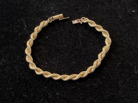 A 9ct gold bracelet 3.72g. Chain length 19cm overall.