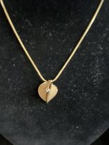 A 9ct gold chain and pendant 5.38g. Chain length 40cm overall.