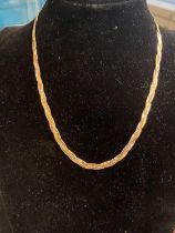 A 9ct gold bi - colour necklace 7.28g. Chain length 40cm overall.