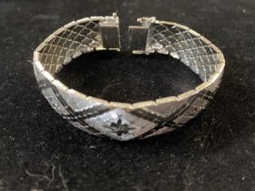 A large 925 silver bracelet 46.26g. Length 20cm overall.