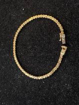 A 9ct gold bracelet 5g. Chain length 19cm overall.